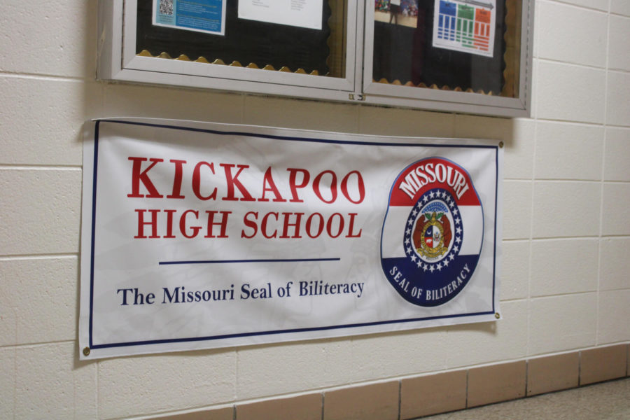 The+Missouri+Seal+of+Biliteracy+banner+hanging+in+the+Spanish+hallway.