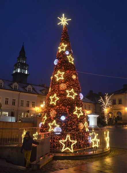 Christmas trees are the center of holiday decorations, yet some families find a way to make their tree give off the opposite of Christmas cheer. Photo courtesy of Wikimedia Commons